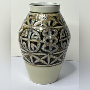 Kozan Japan Pottery Vase 8" Tall Foil Stamp Kozan Signed‎